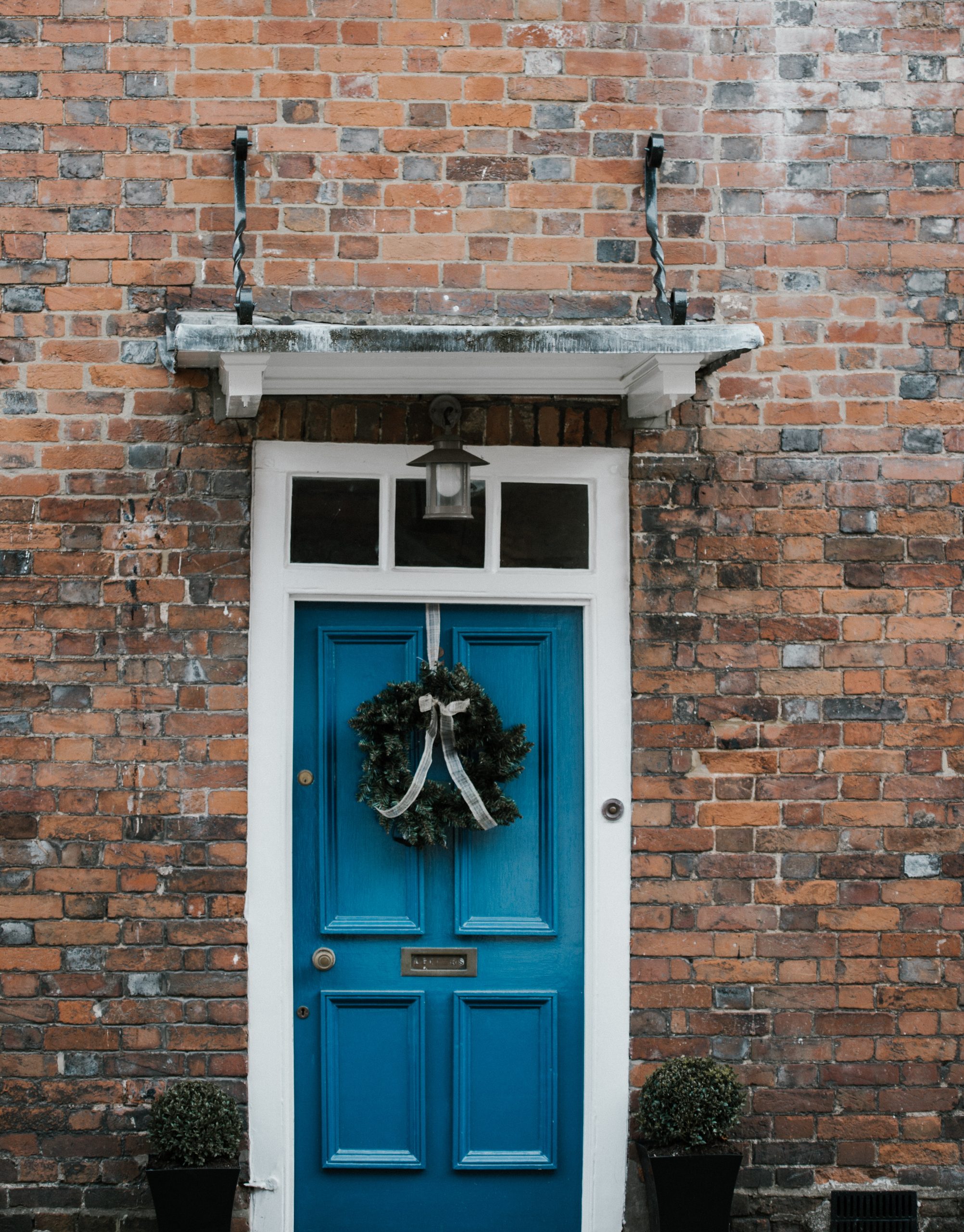 wreath on door with ribbon